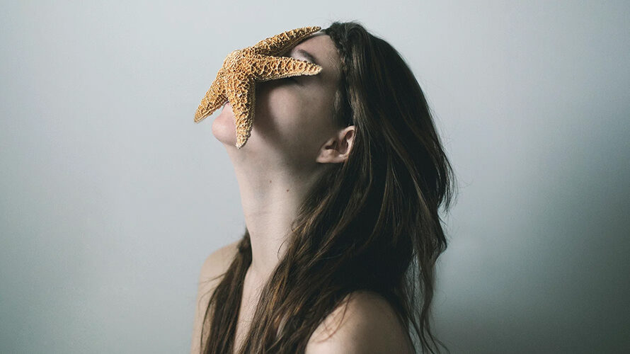 « Au lit, je fais l&rsquo;étoile de mer » : et si on arrêtait de culpabiliser face à cette prétendue passivité sexuelle ?